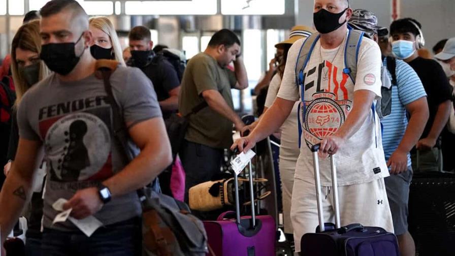 Biden extenderá por dos semanas más el uso obligatorio de mascarillas en aviones