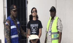 Policías municipales entregan bocinas al músico Camilo Rijo Fulcar tras altercado