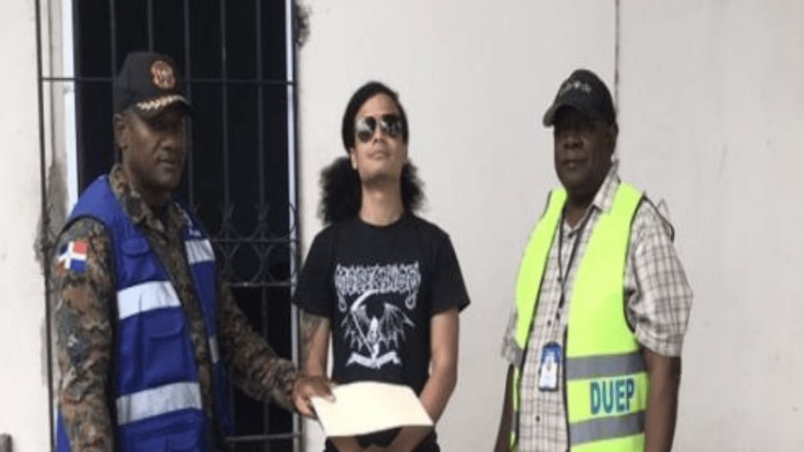 Policías municipales entregan bocinas al músico Camilo Rijo Fulcar tras altercado