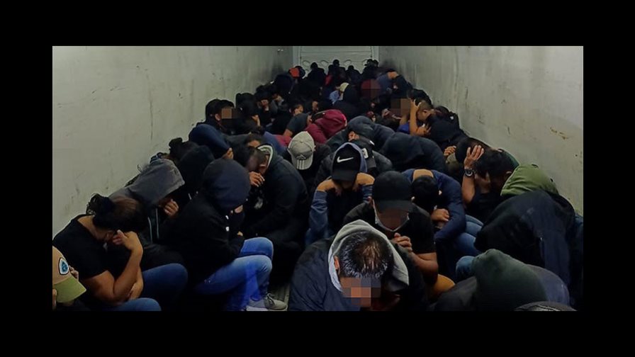 Agentes hallan a 133 migrantes hacinados en tractocamión en centro de México