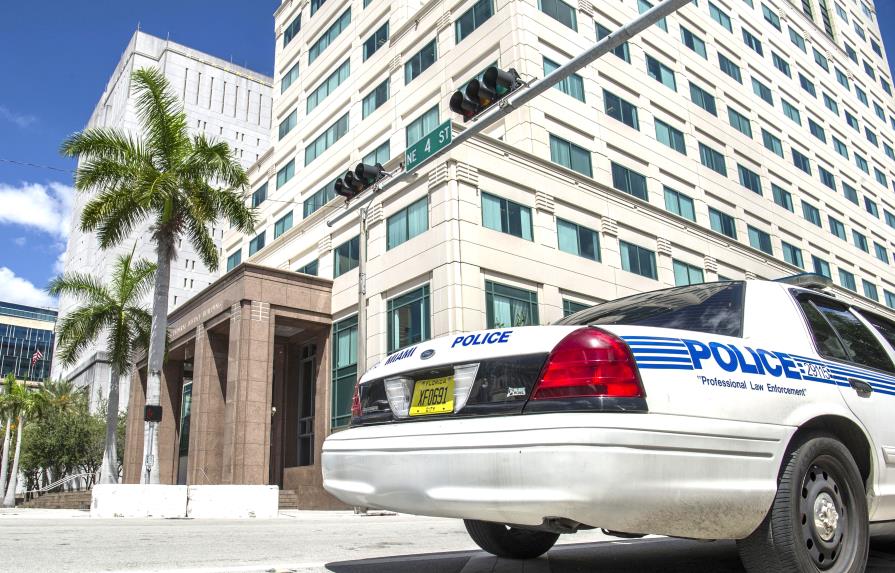 Policía de Miami encuentra dos niños muertos en un apartamento