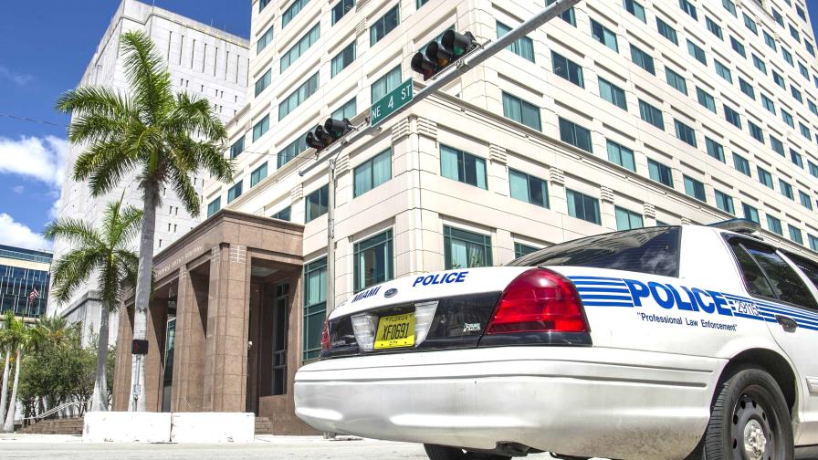 Policía de Miami encuentra dos niños muertos en un apartamento Policía de Miami encuentra dos niños muertos en un apartamento