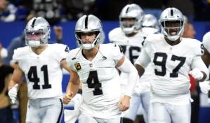 El Quarterback Derek Carr pacta extensión de tres años con los Raiders