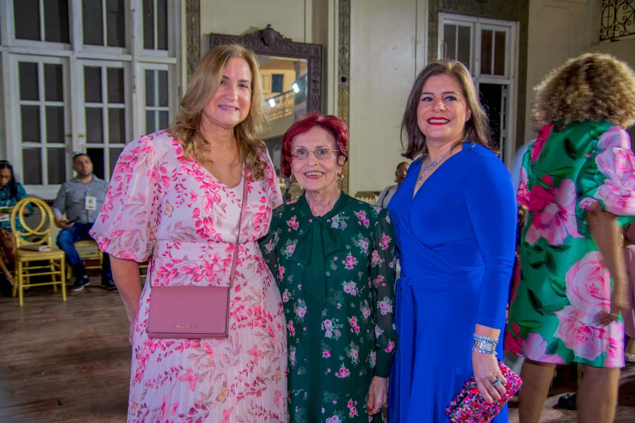 Virna Reyes, Norma García y Michelle de León.