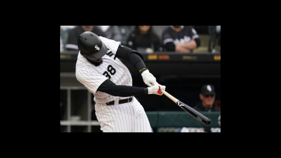 Luis Robert rompe el empate con jonrón en victoria de los Medias Blancas