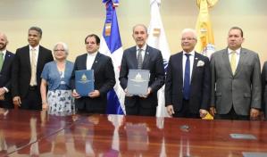 Pucmm y Mescyt firman convenios para becas doctorales