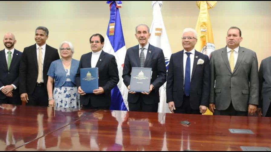 Pucmm y Mescyt firman convenios para becas doctorales
