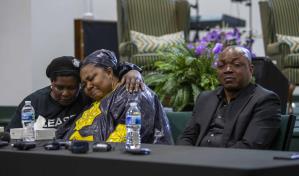 Padres de joven negro muerto en Michigan piden que se juzgue al policía que le disparó