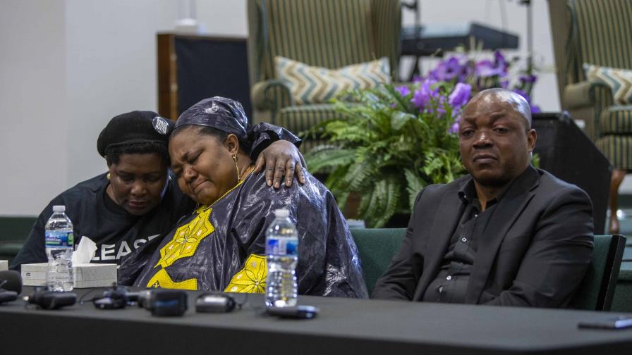 Padres de joven negro muerto en Michigan piden que se juzgue al policía que le disparó Padres de joven negro muerto en Michigan piden que se juzgue al policía que le disparó