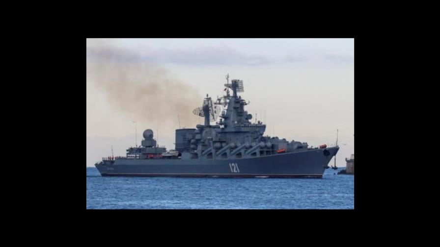 Ucrania dice haber alcanzado un buque insignia ruso y Moscú aduce un incendio