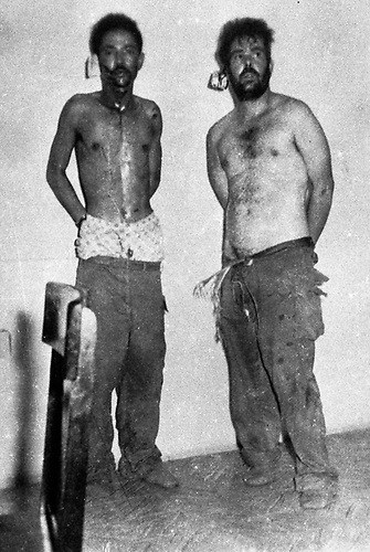 Dos prisioneros politicos a la espera de ser sentados en la Silla.