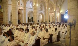 Decenas de sacerdotes participan en Misa Crismal en la Catedral