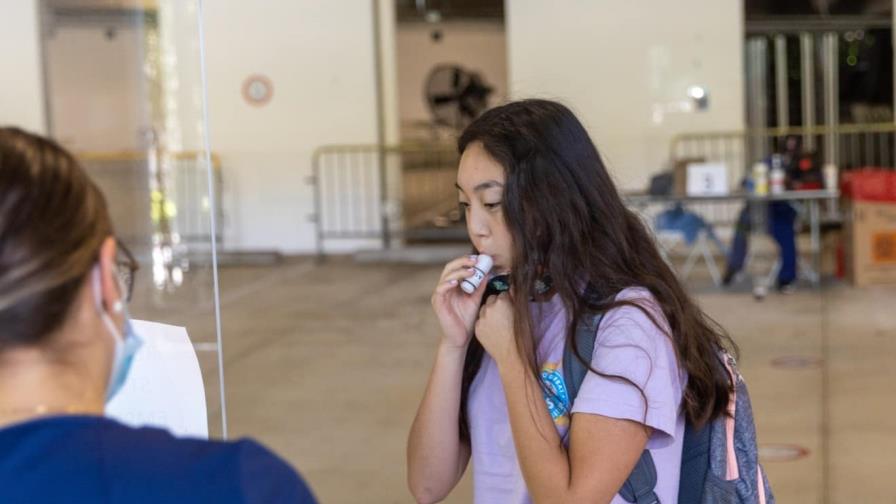 Regulador de EEUU autoriza un test de COVID que toma la muestra soplando