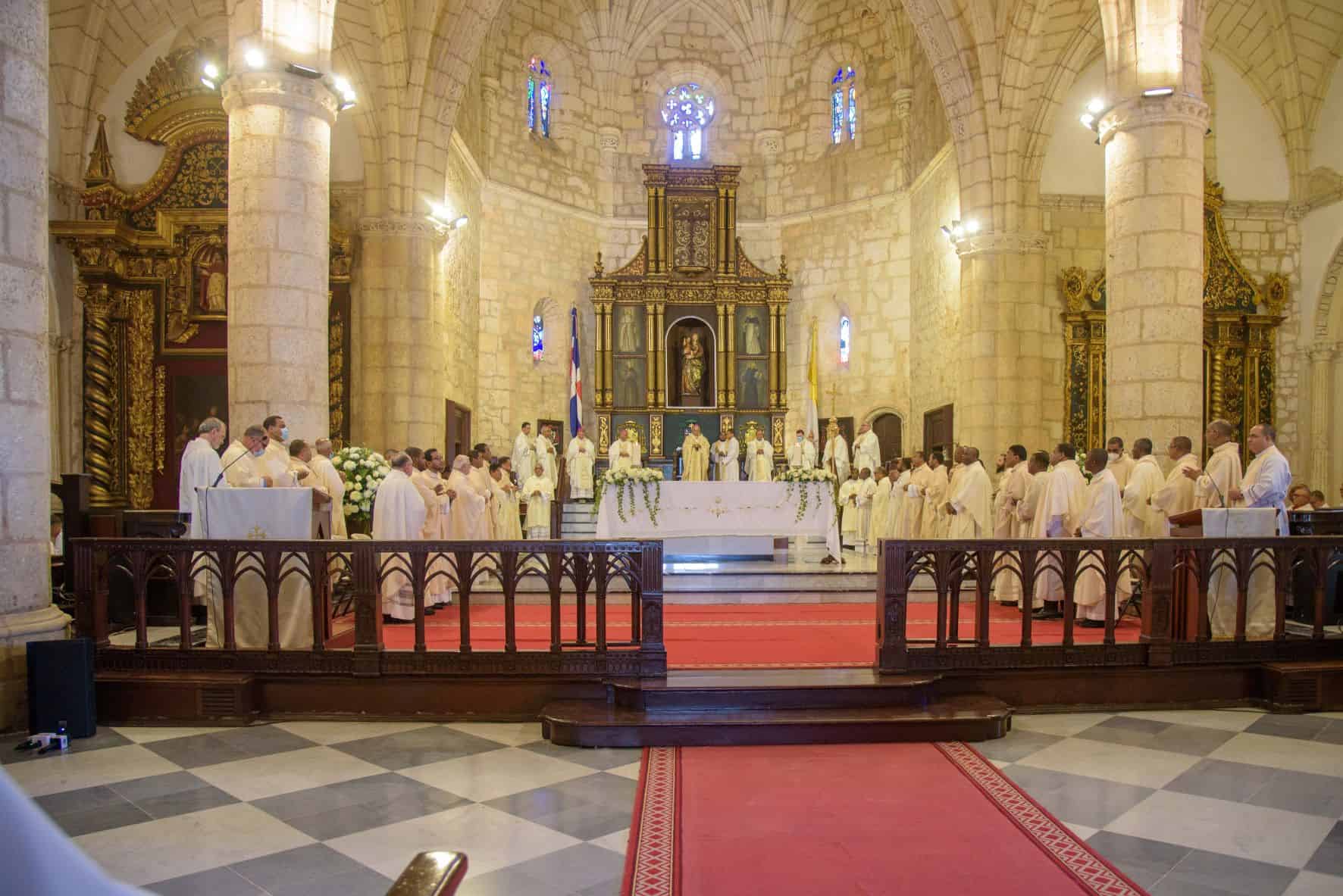 La celebración de la Misa Crismal siempre se hace en las catedrales