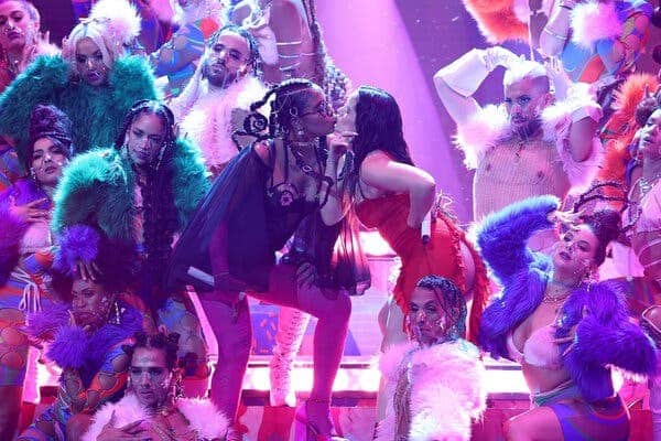 Tokischa y Rosalía se dan un beso al cantar Linda en la boca en los Premios Billboard de la Música Latina 2021