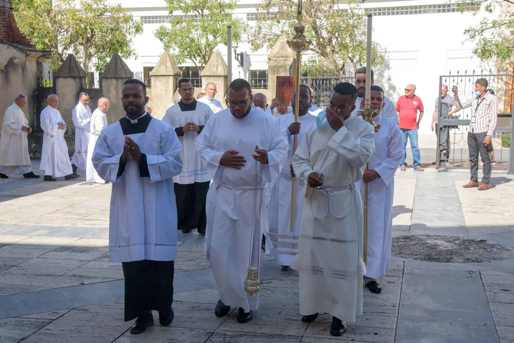 Desfiles de sacerdotes y diáconos&nbsp;