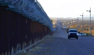 Muere mexicana tratando de escalar muro fronterizo con EEUU