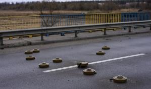 Un escuadrón antiminas para que la vida vuelva a brotar en Bucha