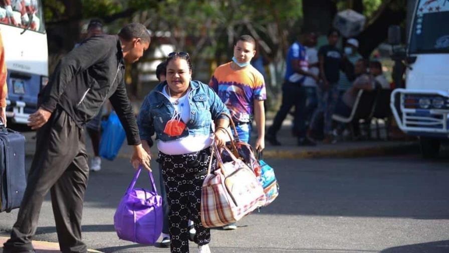 Pocos vacacionistas en las paradas de Santiago