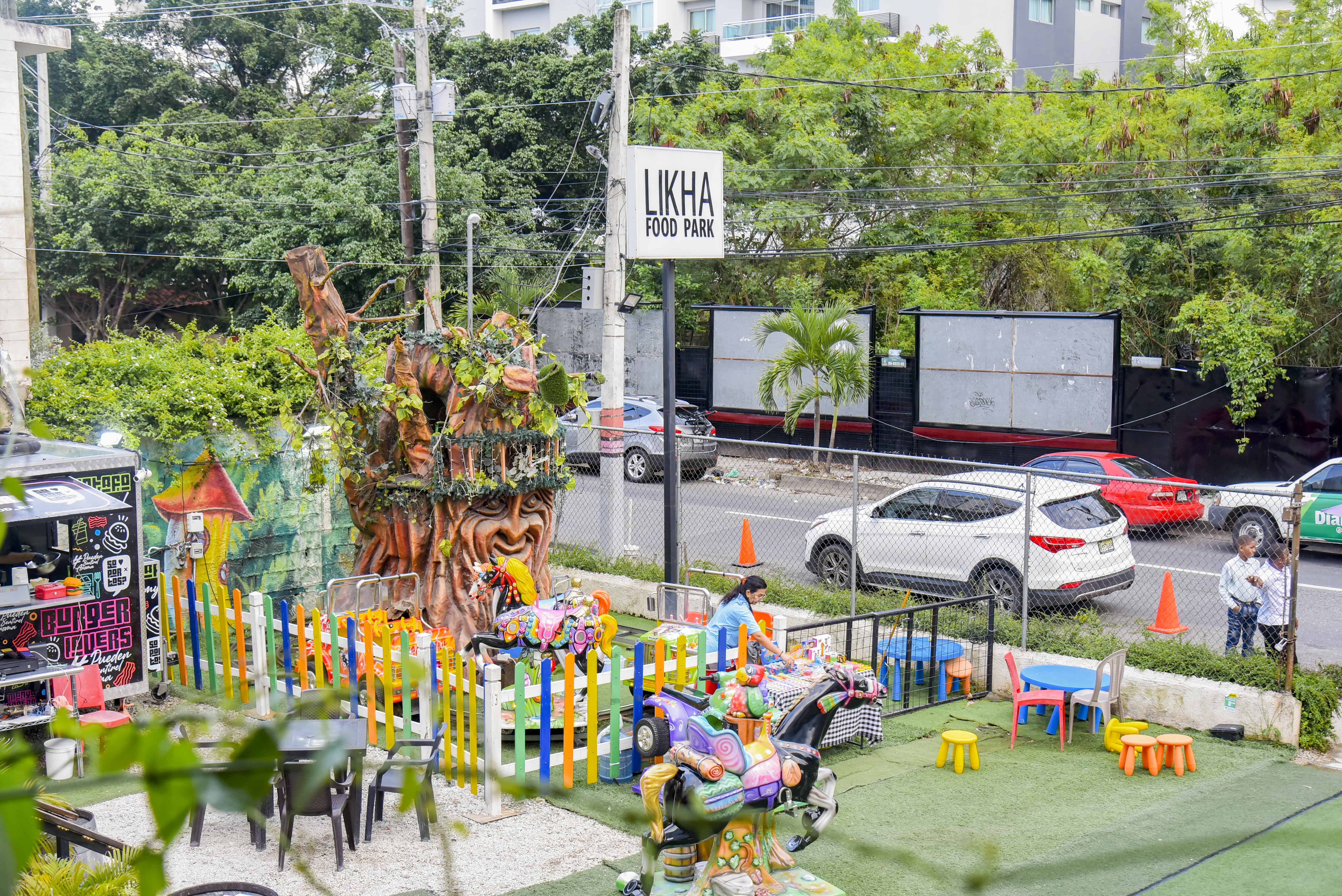 Área de juegos para ninos en Likha Food Park.