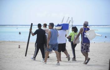 Bañistas se hacen sentir en playas de Boca Chica y Guayacanes para disfrutar de la Semana Santa