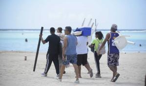 Bañistas se hacen sentir en playas de Boca Chica y Guayacanes para disfrutar de la Semana Santa