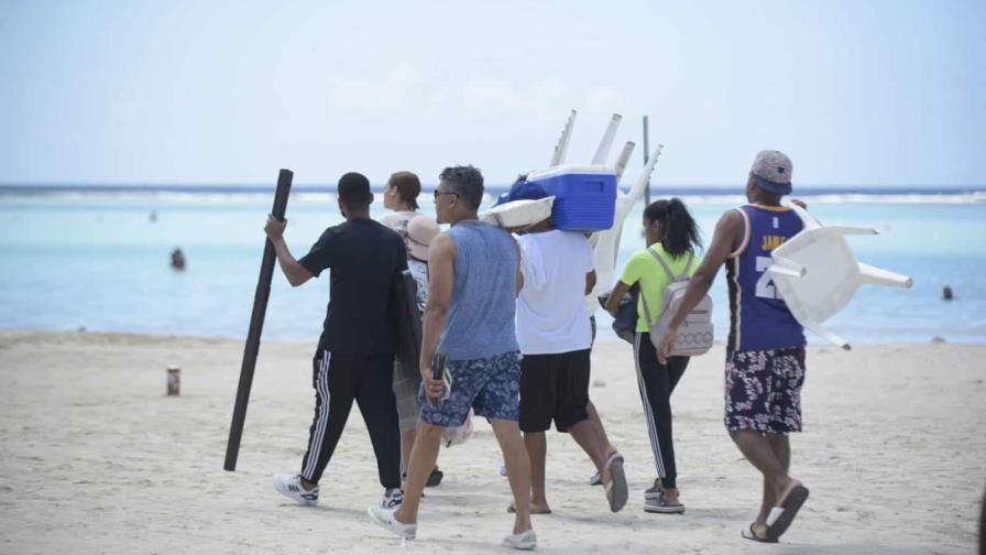 Bañistas se hacen sentir en playas de Boca Chica y Guayacanes para disfrutar de la Semana Santa