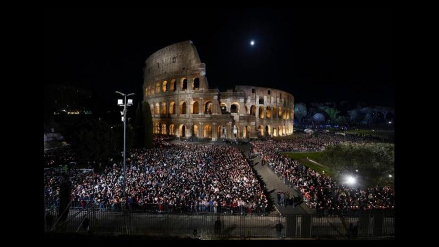 El papa implora la paz en un viacrucis marcado por guerra en Ucrania