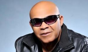 Bachatero Teodoro Reyes sufre accidente de tránsito en carretera Sánchez-Samaná