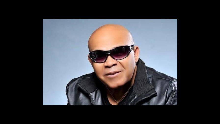 Bachatero Teodoro Reyes sufre accidente de tránsito en carretera Sánchez-Samaná