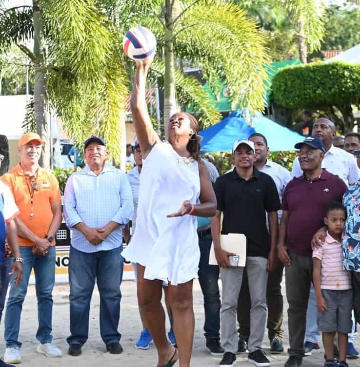 Con saque de Flor Colón arranca oficialmente festival deportivo voleibol playero