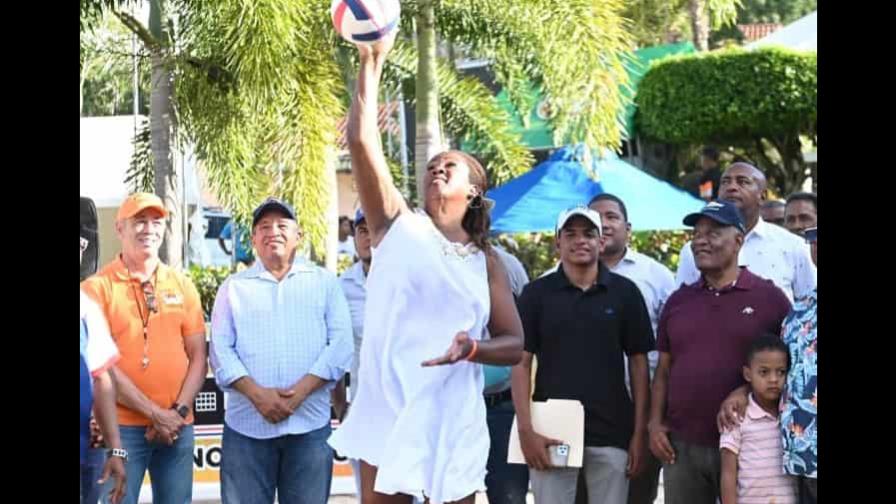 Con saque de Flor Colón arranca oficialmente festival deportivo voleibol playero Con saque de Flor Colón arranca oficialmente festival deportivo voleibol playero