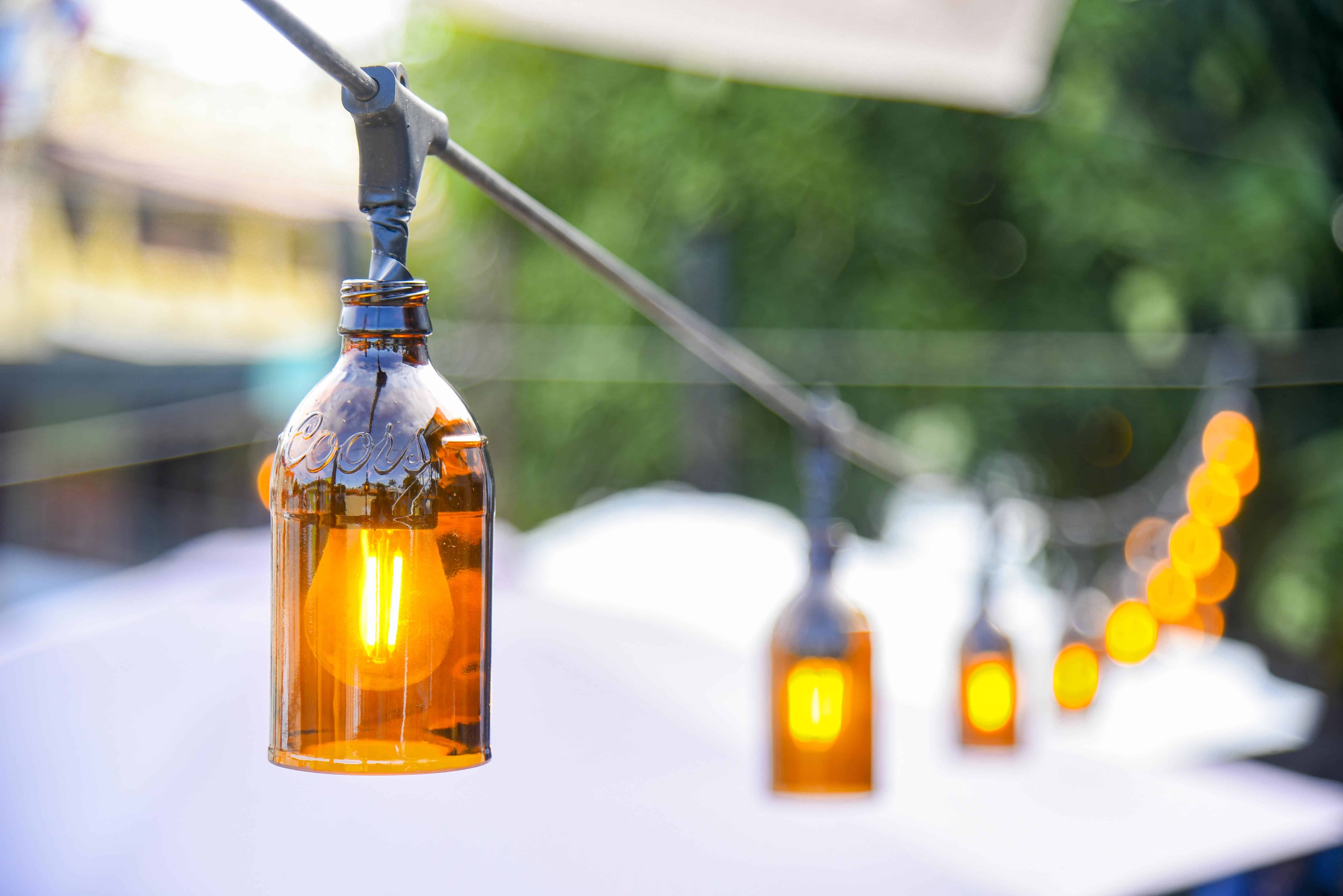 Las lámparas en The Cooks Grilling son hechas con botellas recicladas.