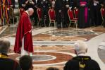 Problemas de rodilla impiden al papa Francisco postrarse en la basílica de San Pedro Problemas de rodilla impiden al papa Francisco postrarse en la basílica de San Pedro
