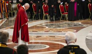 Problemas de rodilla impiden al papa Francisco postrarse en la basílica de San Pedro