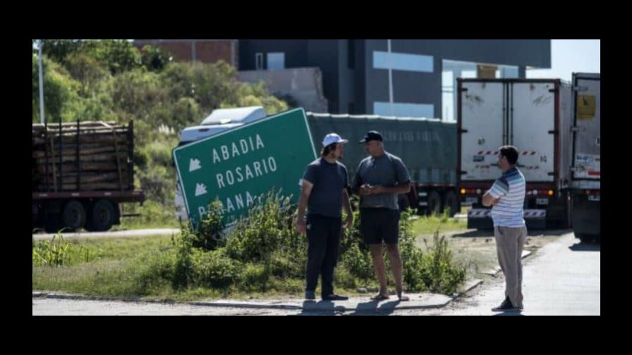 Paro de transportistas argentinos frena exportaciones alimentarias