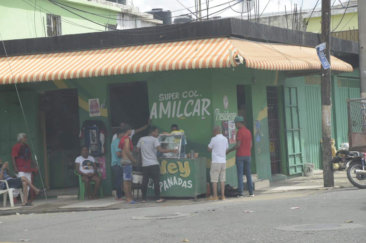 En los barrios la gente buscaba qué comer temprano