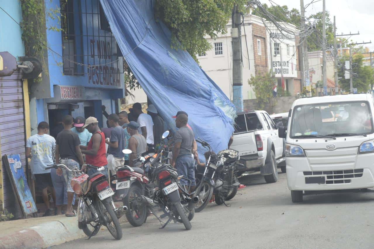 Mucha gente demandando pescado para el almuerzo