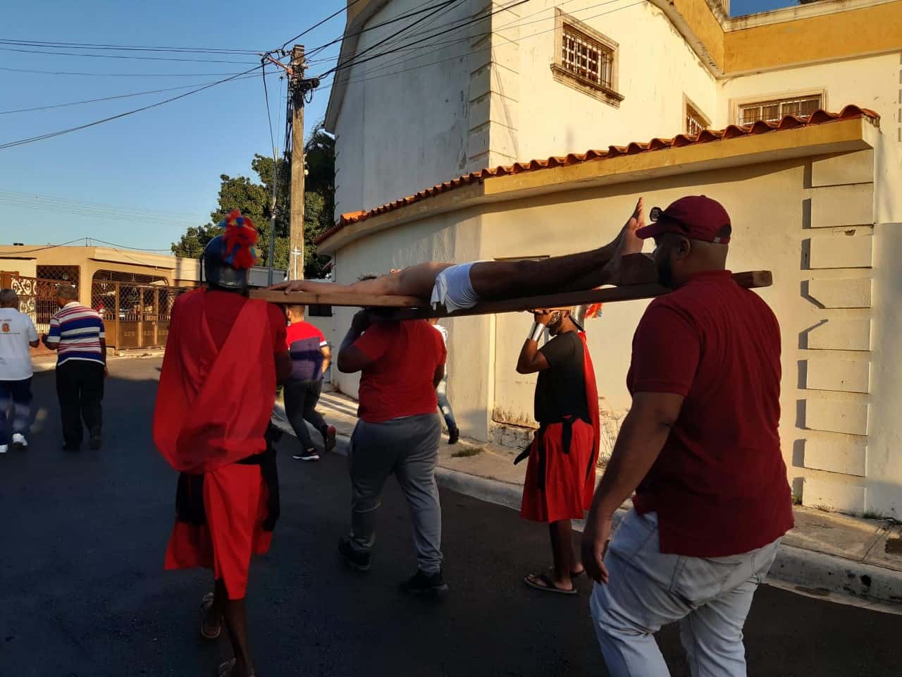 Jesus es llevado en la Cruz