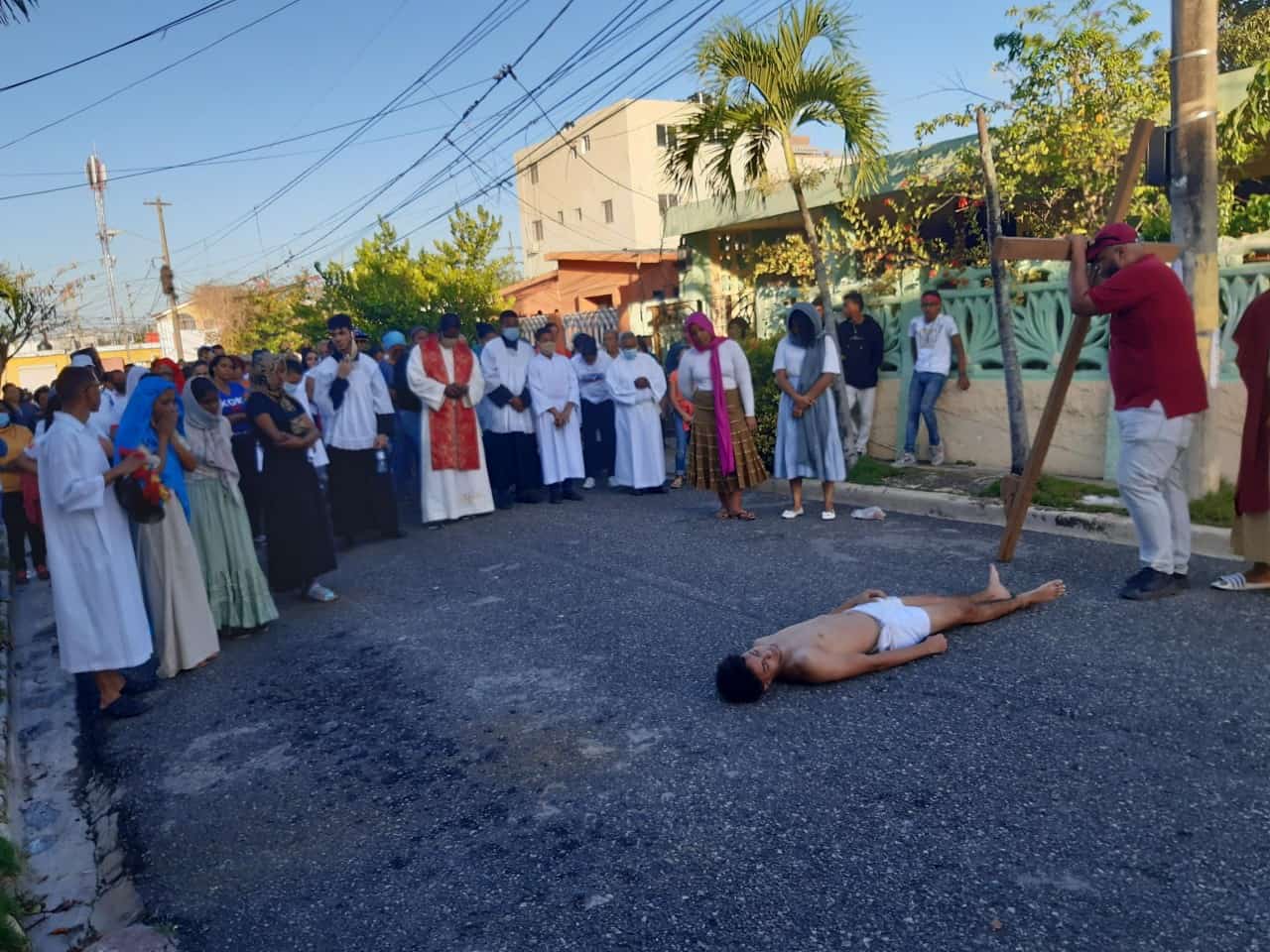 Joven escenficia a Jesús en el suelo