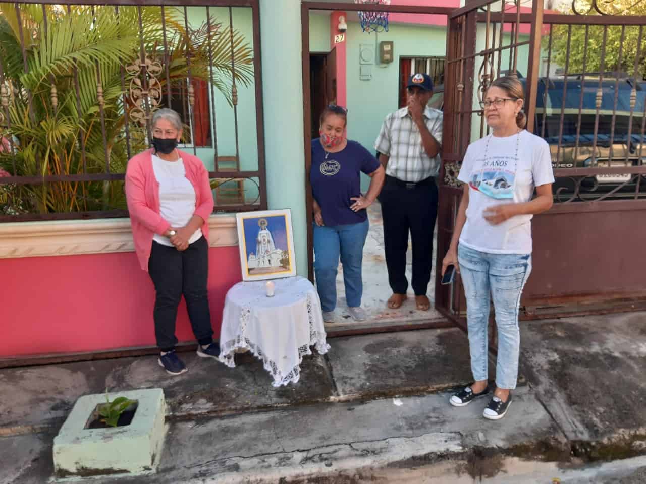 Por lo regular en cada estación una famlia prepara el escenario