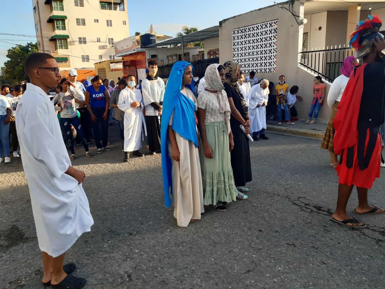 Jóvenes escenifican la pasión