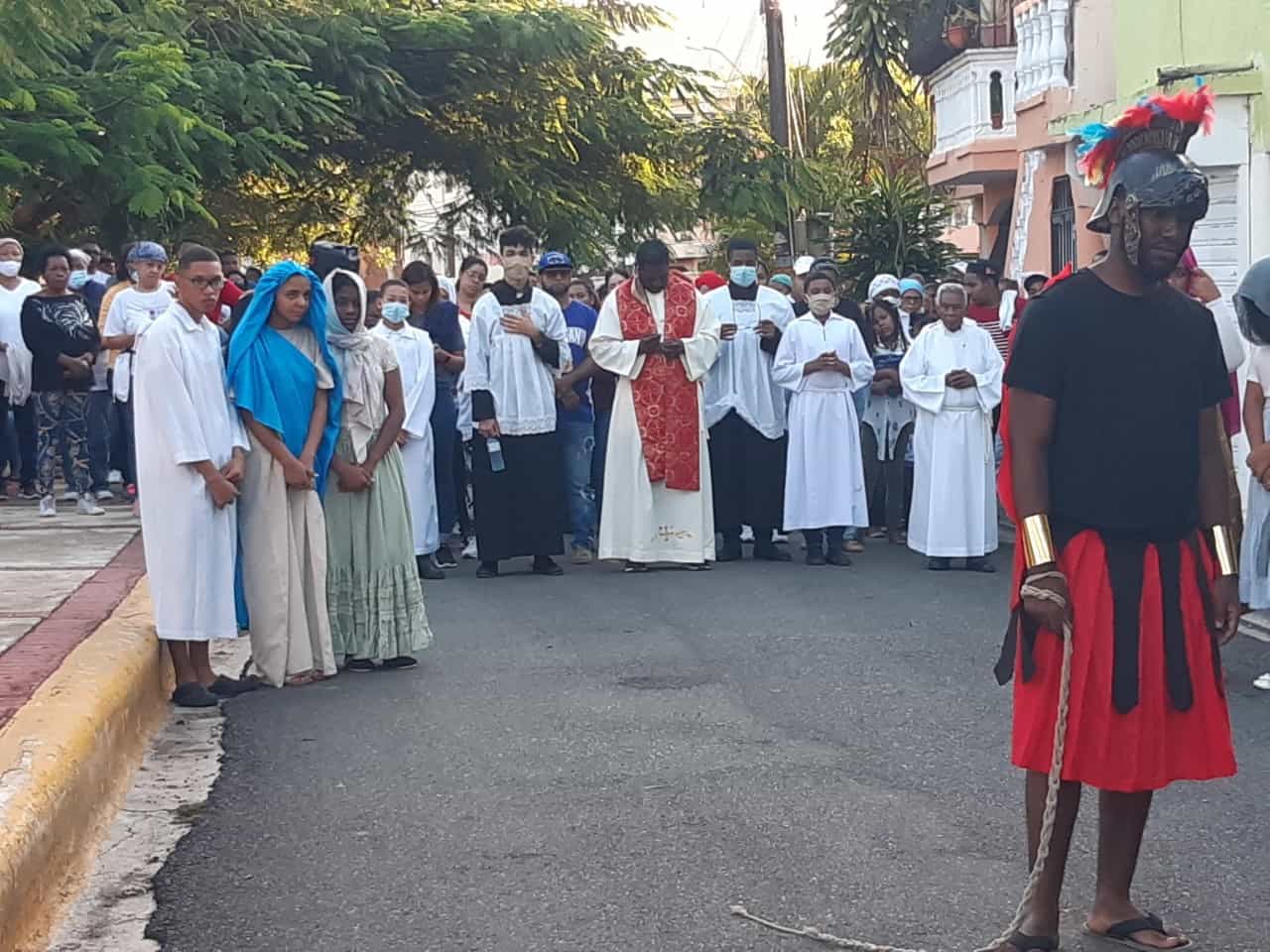 El párroco Wander, encabeza el viacrucis