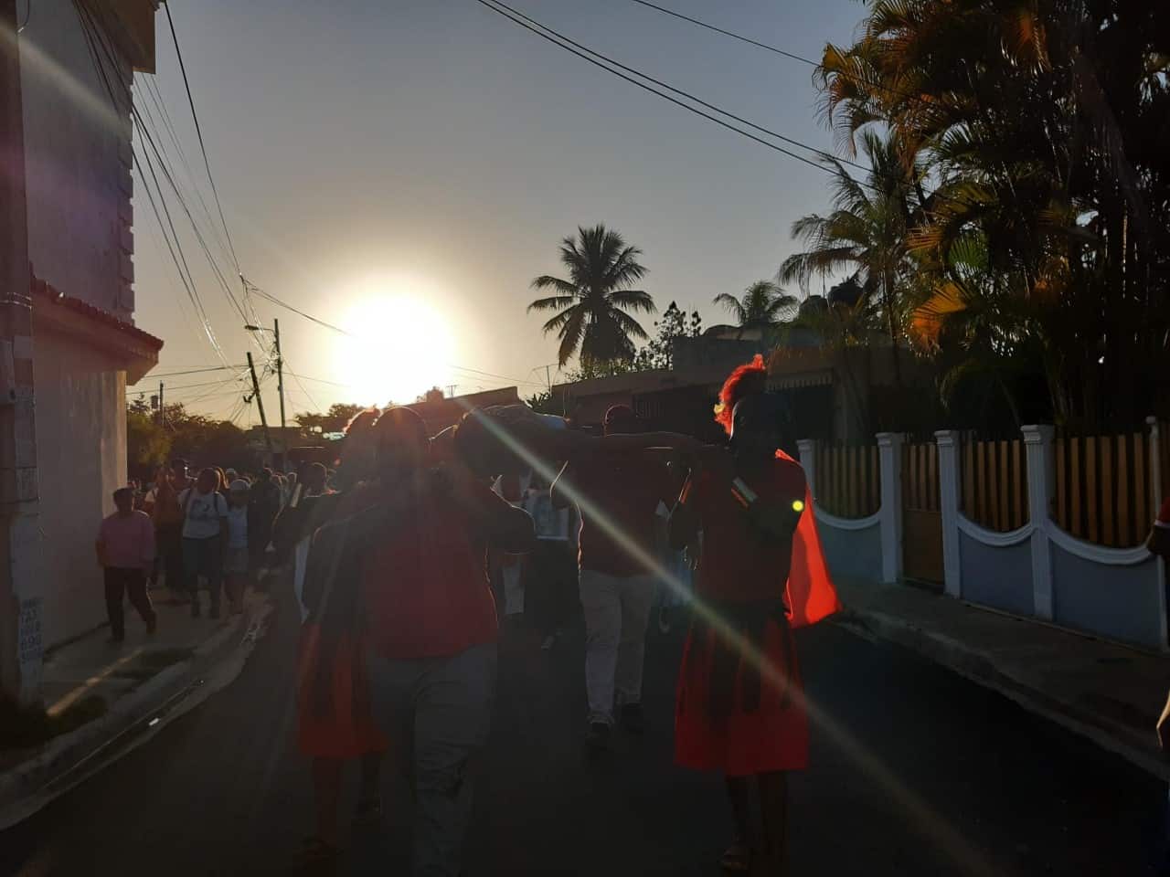El sol sorprende a los caminantes&nbsp;