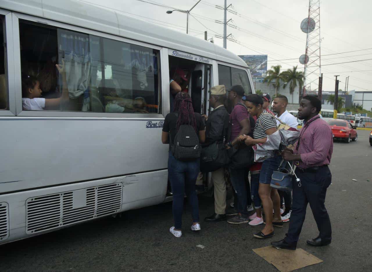 Cientos de personas se trasladaron hacia la región Sur la tarde del Jueves Santo.