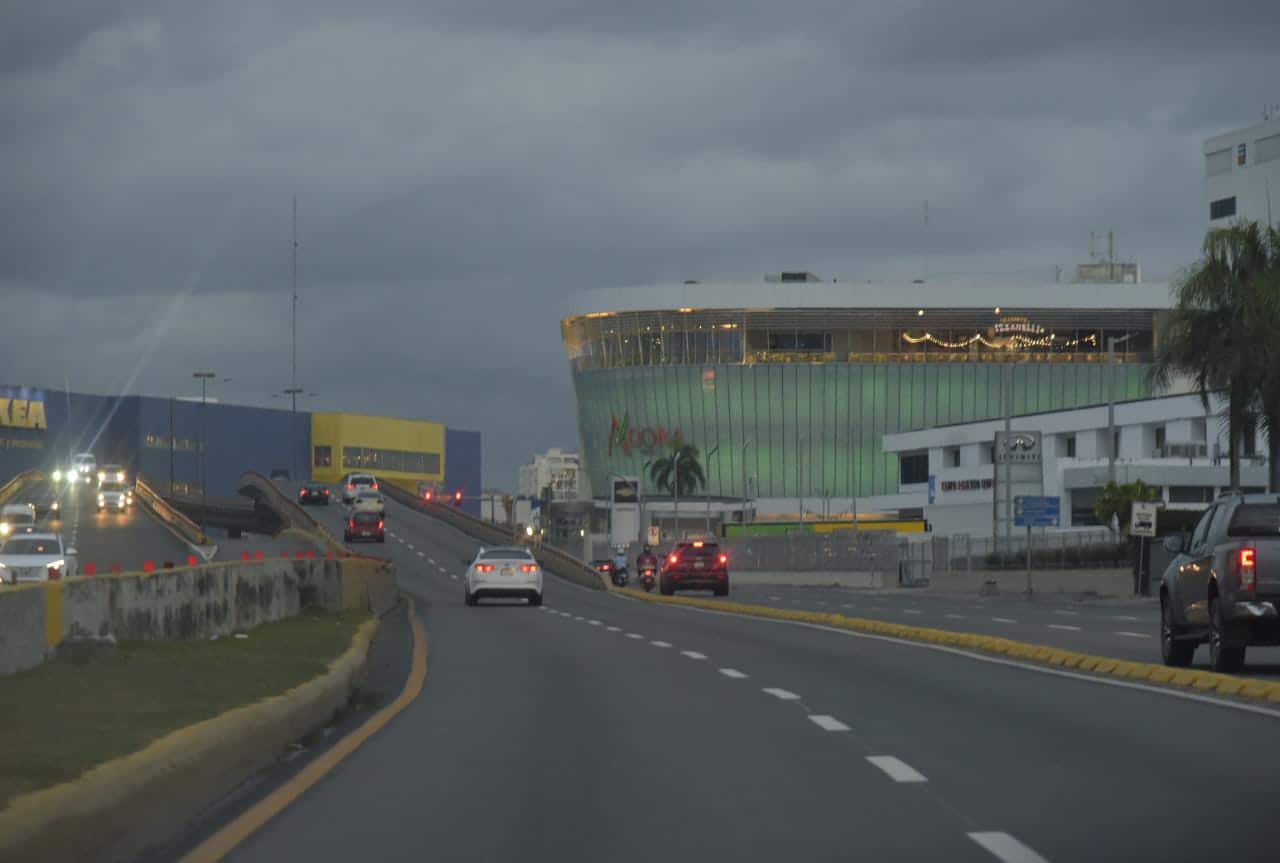 Avenida John F. Kennedy la tarde del Jueves Santo. En días normales, es marcada por un enorme tapón en ambos lados de la vía.