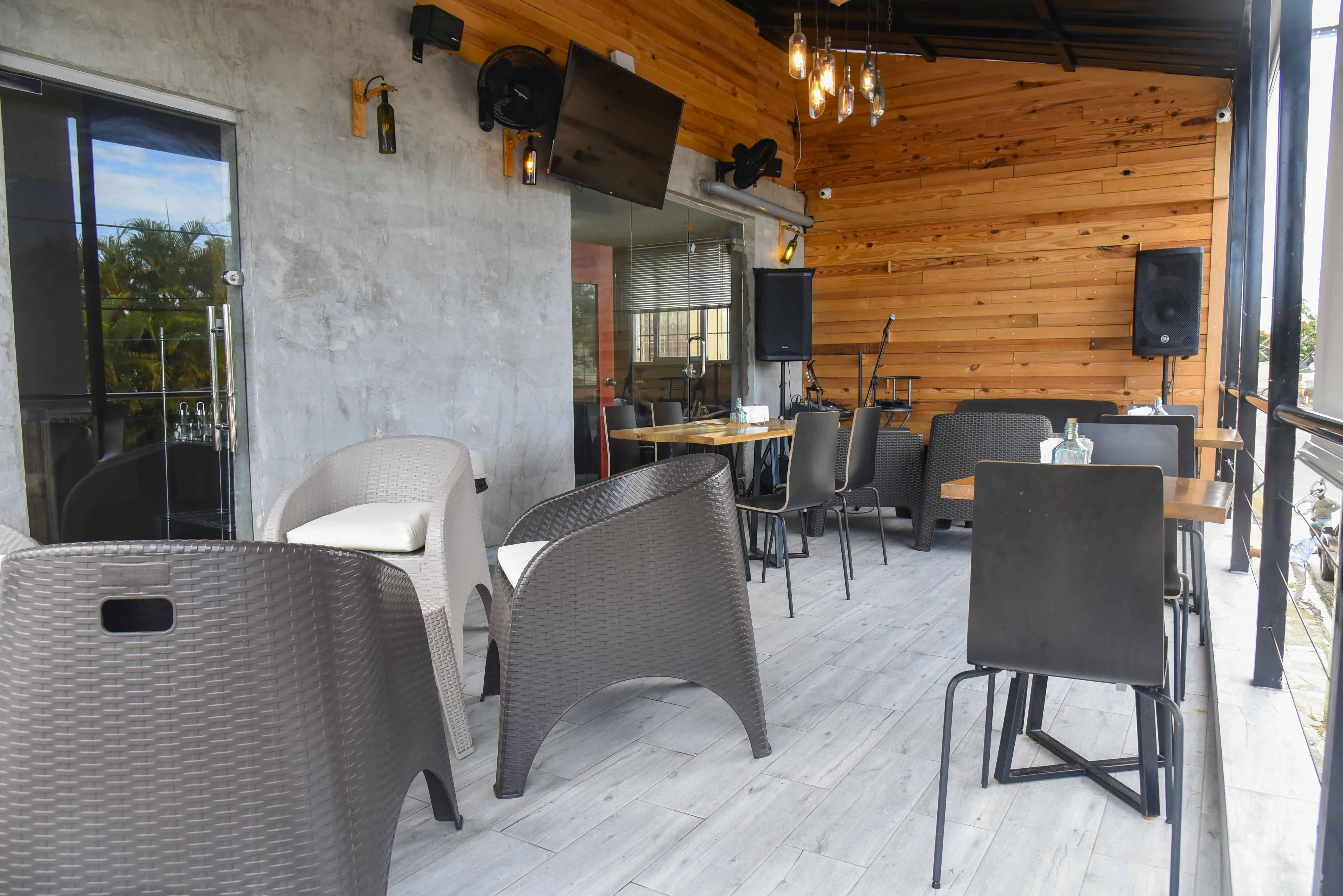 Área para fumadores en el restaurante The Cooks Grilling.