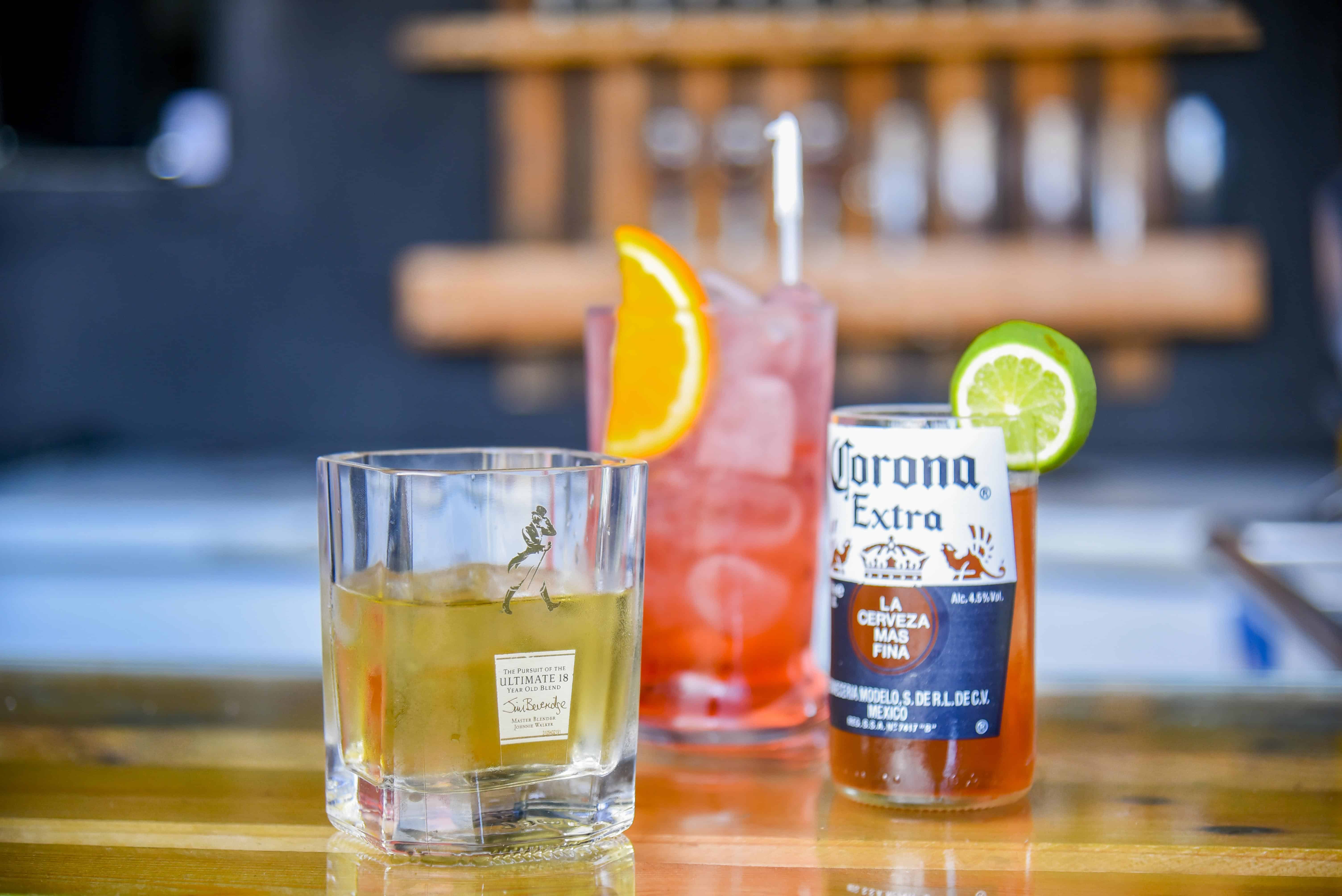 Los tragos en The Cooks Grilling son servidos en vasos que fueron hechos con botellas recicladas.