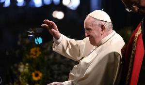Miles de fieles acogen al papa en el viacrucis tras dos a&ntilde;os de pandemia
