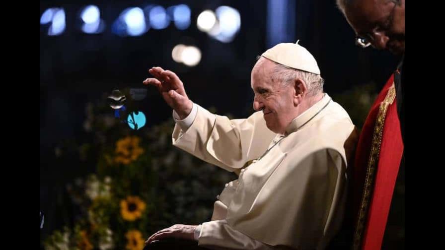 Miles de fieles acogen al papa en el viacrucis tras dos años de pandemia Miles de fieles acogen al papa en el viacrucis tras dos años de pandemia